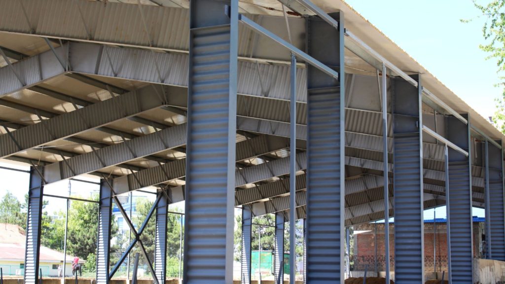 Advantages and Disadvantages of Using Steel vs Concrete Beams_Columns